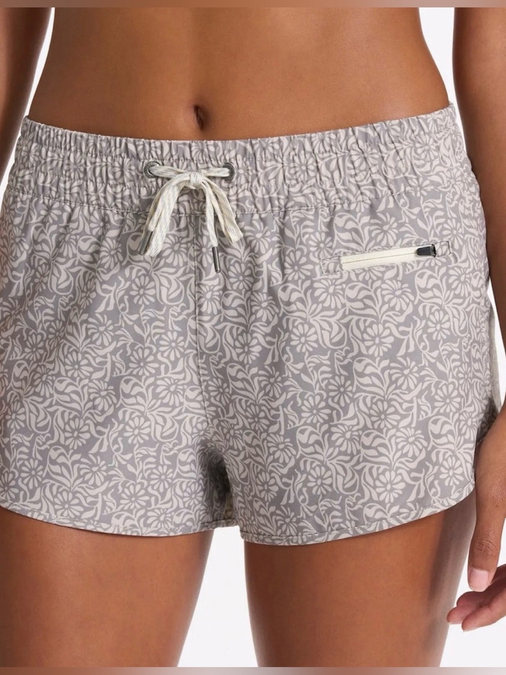 Vuori Clementine shorts 2.0 2.5" 
Pale wheat samba size XL
